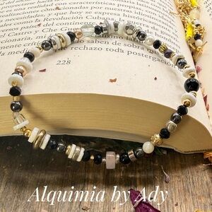 Alquimia Black beluga onyx , Gold, and White agate pearl Beaded Bracelet